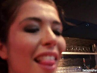 شاهدت العاهرات الساخنات في النادي يمصصن وينيكن في أورجي ليزبية مجنونة في النادي الليلي