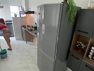 Cámara oculta pilla a una criada latina brasileña en shorts provocativos con fetiche voyeur