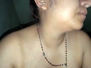 Ama de casa latina con cuerpo tatuado en acción POV cura el insomnio.