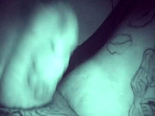 Sesión de pajas nocturna con tatuajes