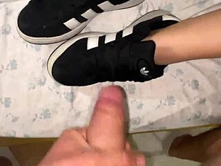 Morenas maman mejor que rubias en mamada casera close-up con corrida enorme