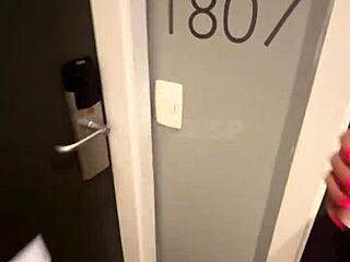 Soție braziliană umilită în întâlnire sălbatică la barul hotelului.