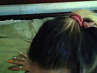 Di sebalik tabir dengan remaja comel 18+ selepas mandi.