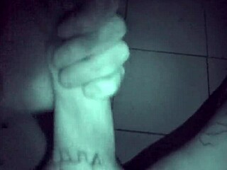 Sesión de pajas nocturna con tatuajes