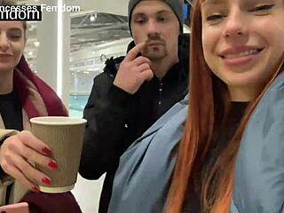 Publiczne upokorzenie pluciem przez małe femdom księżniczki