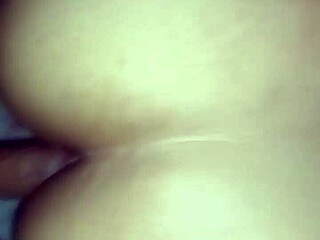 ¿Es esta la mejor manera de follar a una chica hasta el orgasmo? Mira cómo gime fuerte