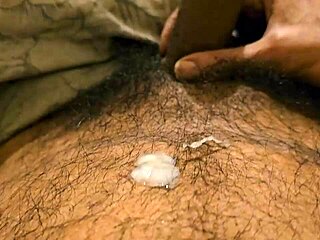 Rishi Bhardwaja büyük yarrakla videoda oynuyor