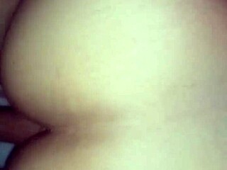 ¿Es esta la mejor manera de follar a una chica hasta el orgasmo? Mira cómo gime fuerte