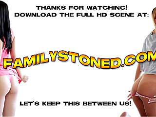 丰满熟女在继子的鸡巴上磨蹭！