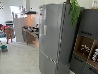 Cámara oculta pilla a una criada latina brasileña en shorts provocativos con fetiche voyeur