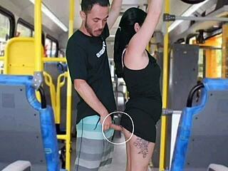 अरे, देखो ये creepy बूढ़ा लड़का बस में ब्रूनेट पर हिलवा रहा है?