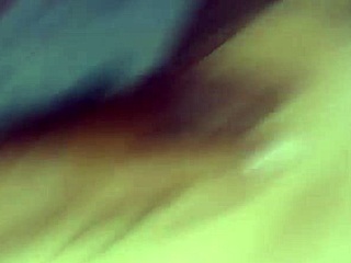 这是操年轻美女高潮的最好方式吗？看她大声呻吟。