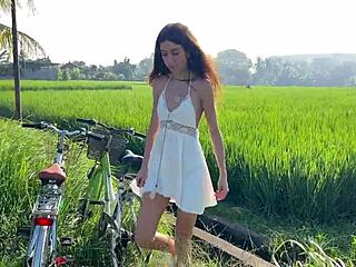 Waouh ! Jolie cueilleuse de riz choisit le sexe en plein air comme paiement !