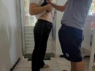 Uau! Rjavolaska 18+ vzame velik kurac po vadbi v grobem muff diveu!