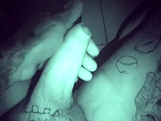 Sesión de pajas nocturna con tatuajes