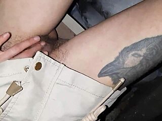 在秘密小屋里自慰我们毛茸茸的阴道！