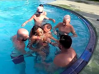 meu primeiro gangbang foi uma delicia dei muito meu cu e minha buceta