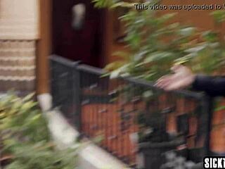 性感少女18+ Athena Faris被疯狂陌生人用巨屌猛干！