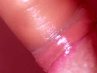 Aldatan Japon karısı gizlice sakso çekiyor ve spermi yutuyor.