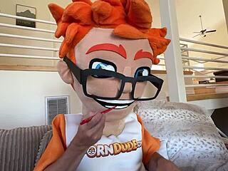 לינדה לאן חרמנית רוכבת על הזין של בחור פורנו כמו מקצוענית בסשן ספה קסטינג