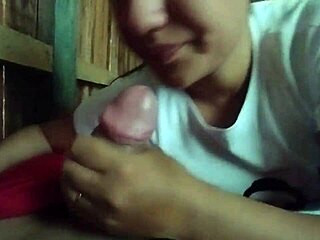 Faen, jeg suger kuken til den perverse svigerfaren min i det gamle trehuset hans under festen og ble nesten tatt.