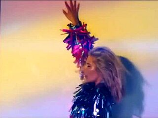 Hei, katso Mollie King tässä kilpailuoppaassa!