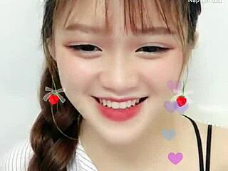 Sunt obsedat de spectacolul sexy pe webcam al acestei fete coreene drăguțe