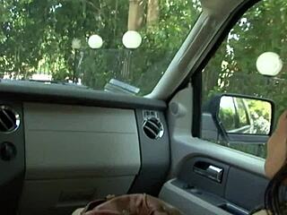 Futând mama târfă asiatică cu țâțe mari... la naiba, gaura greșită!