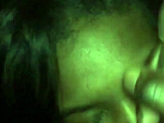 Babe ebony freak recibe facial baboso de polla negra grande