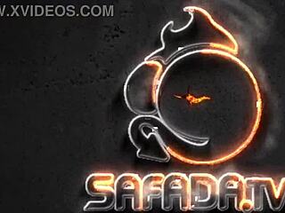 더울 때 모두가 야외에서 금발 베이비 마당 쓸어줘! 😜