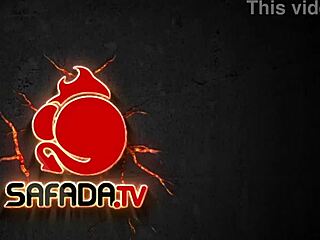 when it’s hot, everyone helps the blonde babe sweep the yard! 😜