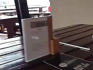 Publiek flashen en kutje spelen in sletjes cum walk compilatie