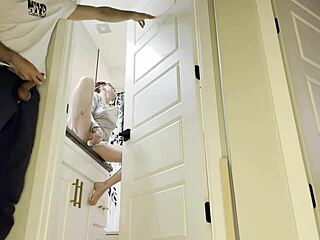 وااو، خليلة بيجمكس8إنش بتصرف أنبوب السباك في العلن! 💦