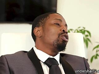 Nagymellű szőke titkárnő lebukik telefonon masztizva! A főnök, Isiah Maxwell, az asztalon dörzsöli!