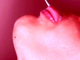 Aldatan Japon karısı gizlice sakso çekiyor ve spermi yutuyor.