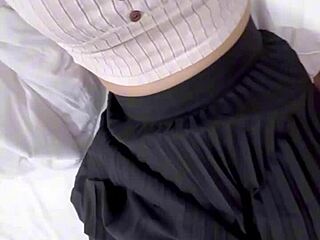 Biurowa dziewczyno różowa mokra cipka KAPIE w gorącym działaniu