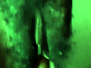 Pareja recién casada monta y cucharea con juguetes en luna de miel. Sus momentos íntimos peludos se despliegan con pasión