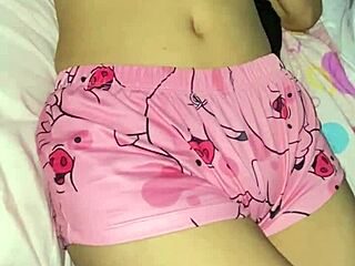 Tati, podívej na moje pyžamo, chceš mi ho sundat, nevinná teenka 18+?