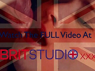 Secretara de birou performează la masa de muls