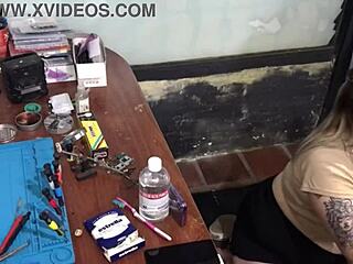 Gak Ada Uang Akhirnya Ngisap Kontol Teknisi