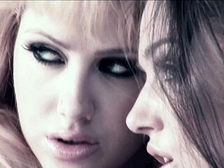 Холли Дэвис соблазняет Джасмин Блэк снять форму для лесбийского секса