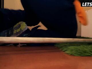 Darcia Lee, pega se masturbando, leva rola fundo no dormitório?