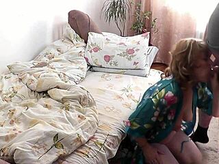 Hey, ¿quieres ver a la milf Frina chupar polla hasta que explote el semen?