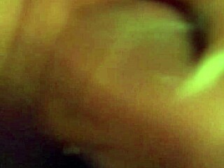 Jorde lazító zuhanyt vesz a fürdőszobában meleg vízzel