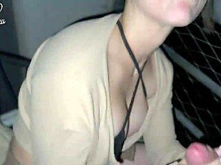 街头娇小细腰18+妹子超诱人