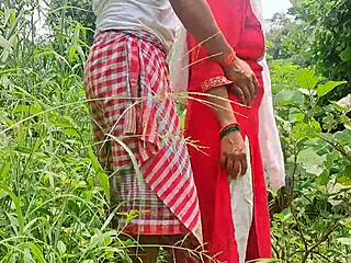 Prietena futută tare în scenă outdoor în pădure