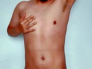 Мастурбирам в секси гей бельо за твоето удоволствие, кучко