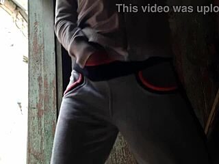 我抓到邻居自慰并给她硬核假阳具肏