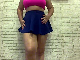 אחות חורגת לוהטת בלי תחתונים מתפוצצת באורגזמה חזקה