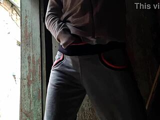 我抓到邻居自慰并给她硬核假阳具肏